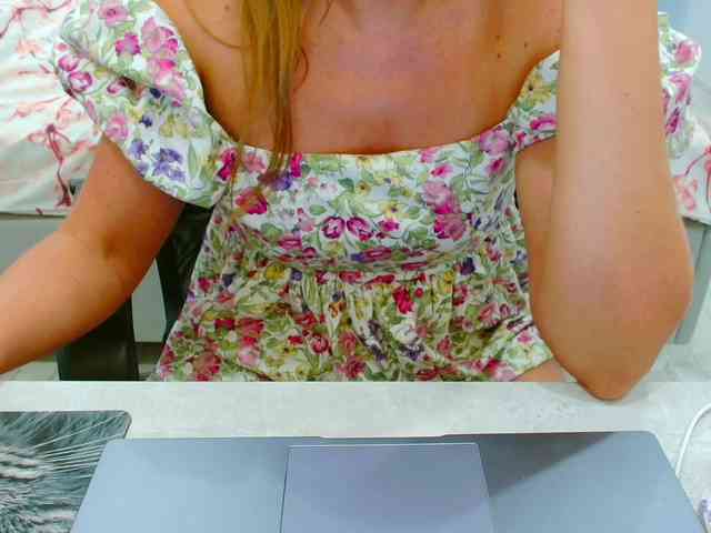 JuicyGloss webcam
