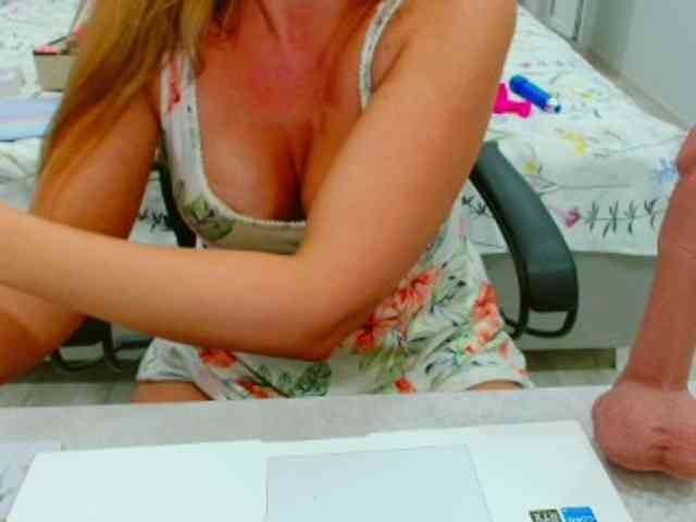 JuicyGloss webcam