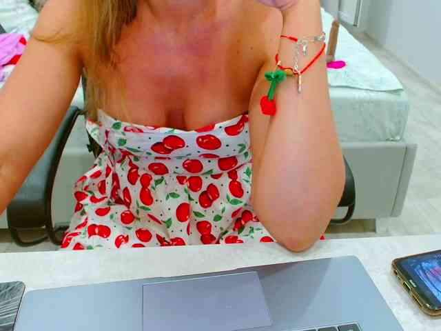 JuicyGloss webcam