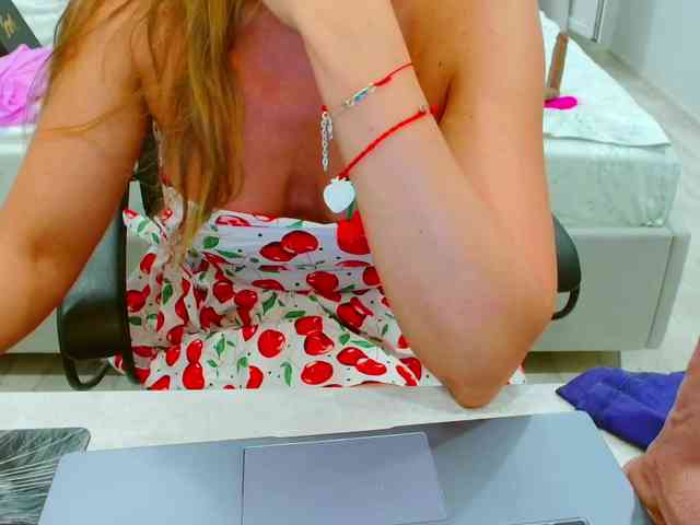 JuicyGloss webcam