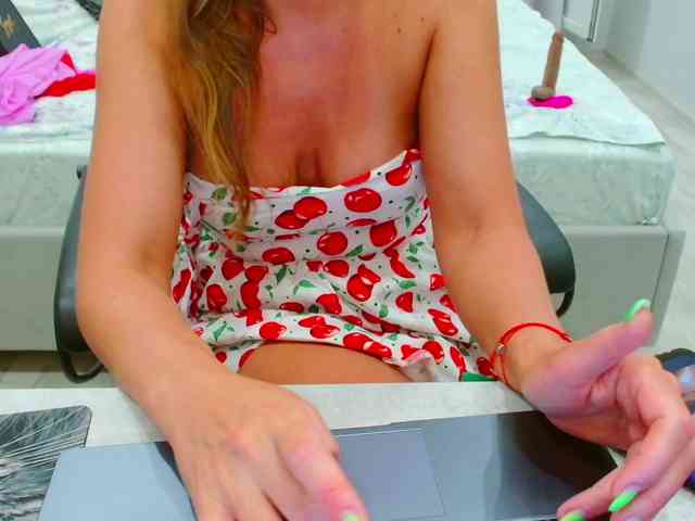 JuicyGloss webcam