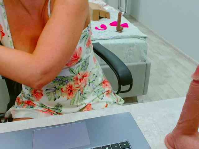 JuicyGloss webcam