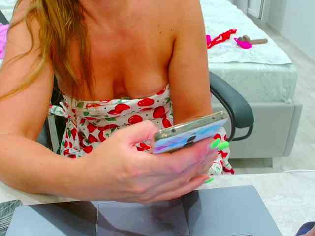 JuicyGloss webcam