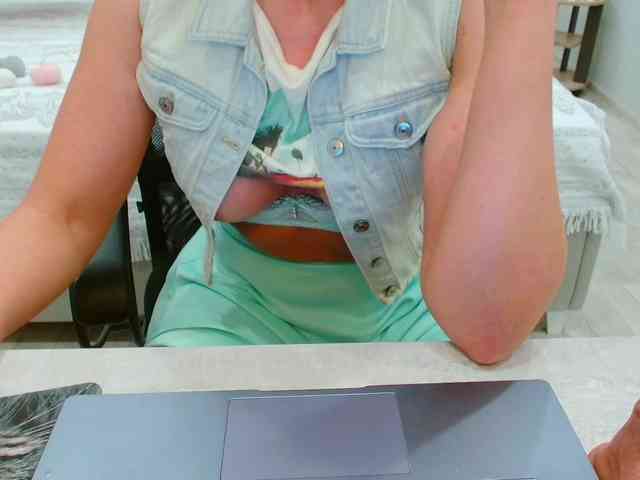 JuicyGloss webcam