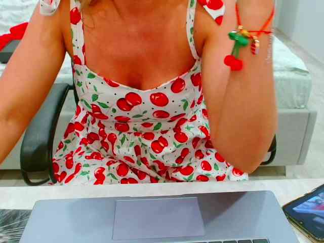JuicyGloss webcam