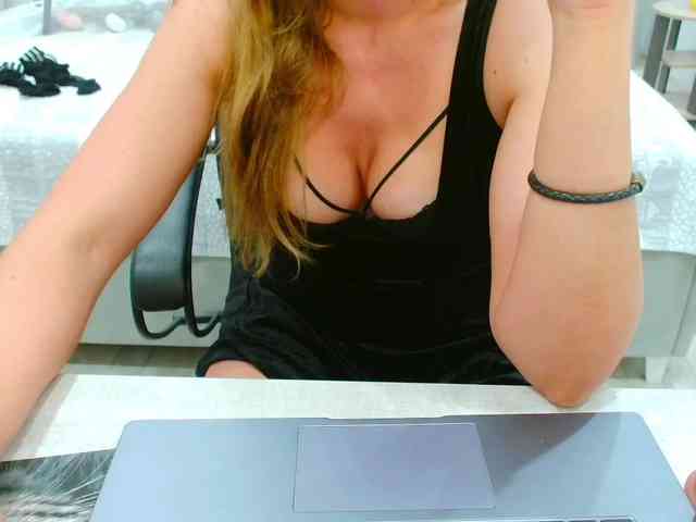 JuicyGloss webcam
