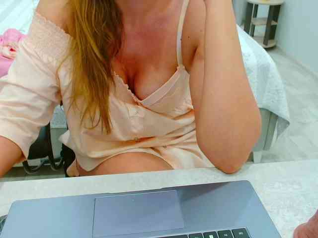 JuicyGloss webcam