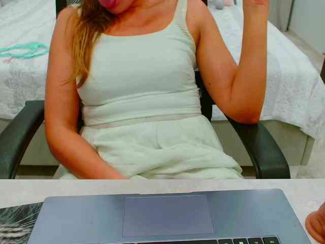 JuicyGloss webcam