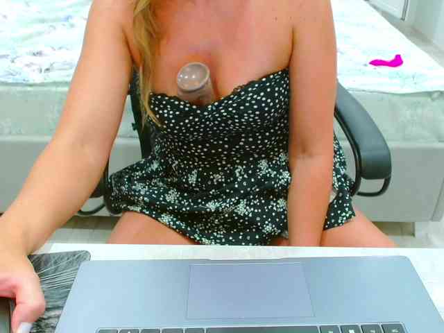 JuicyGloss webcam