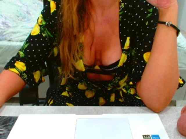 JuicyGloss webcam