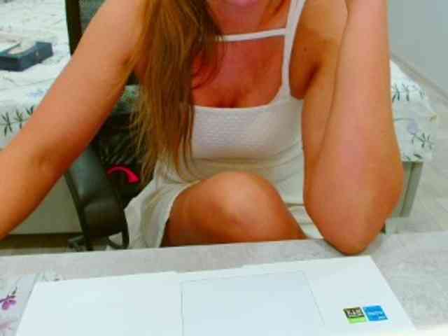 JuicyGloss webcam