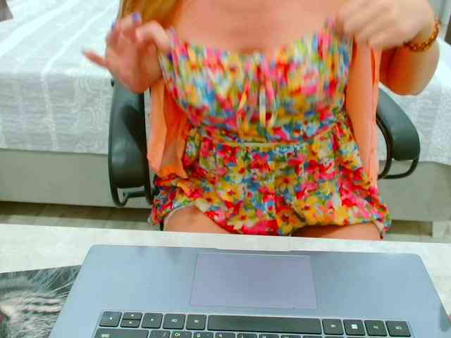 JuicyGloss webcam