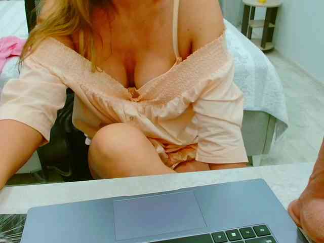 JuicyGloss webcam