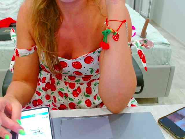 JuicyGloss webcam