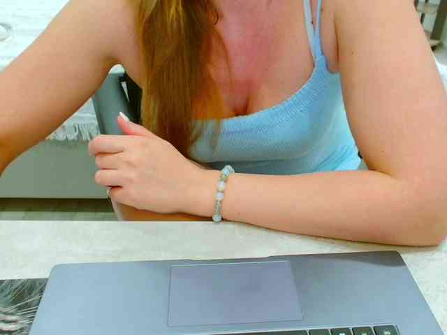 JuicyGloss Live Webcam on BongaCams