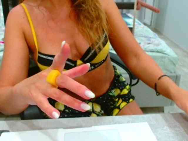 JuicyGloss webcam