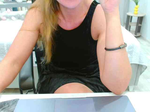 JuicyGloss webcam
