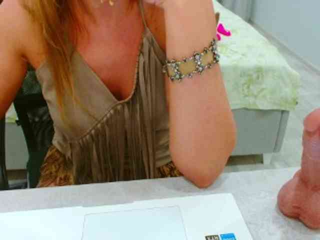 JuicyGloss webcam