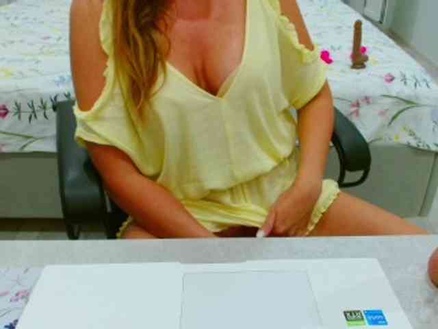 JuicyGloss webcam