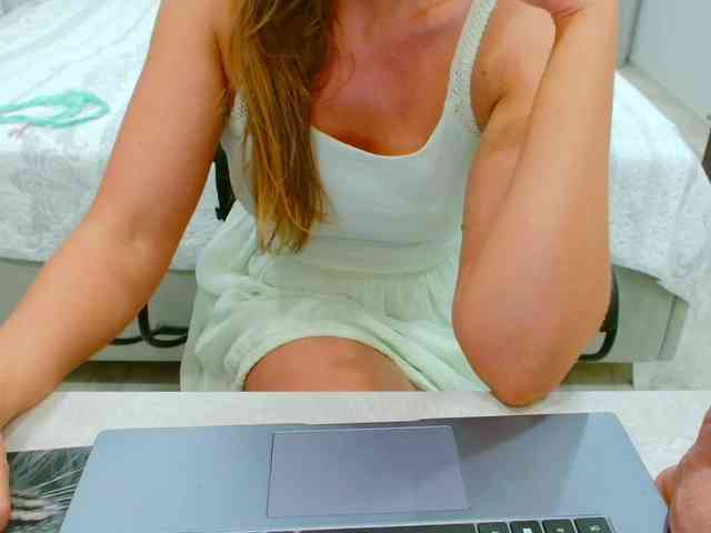 JuicyGloss webcam