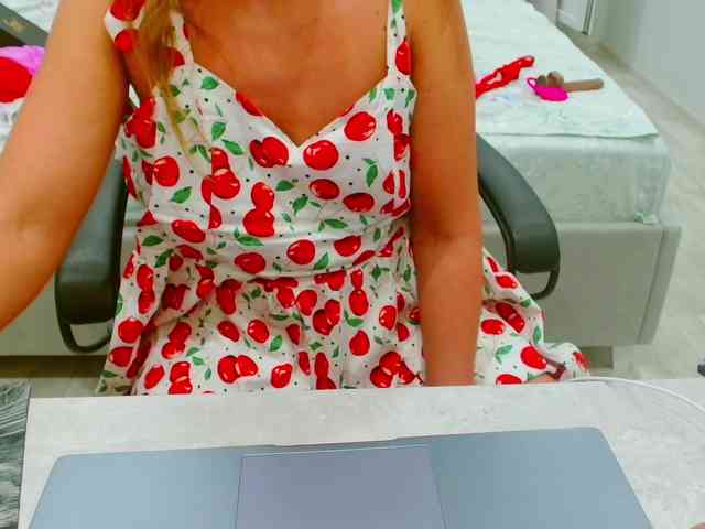 JuicyGloss webcam