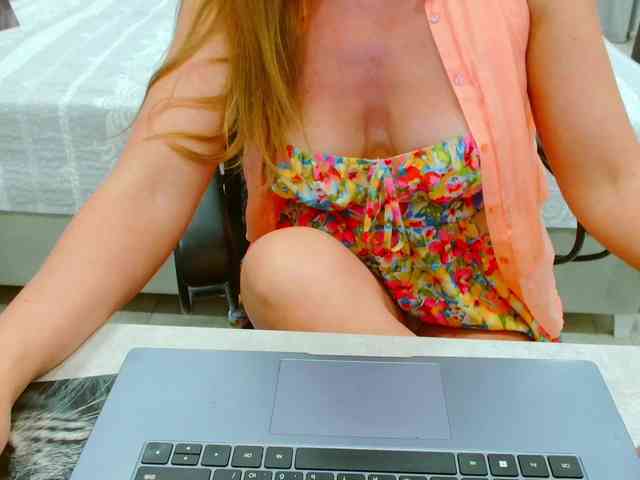 JuicyGloss webcam