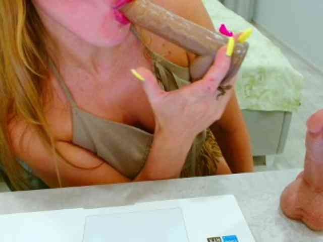 JuicyGloss webcam