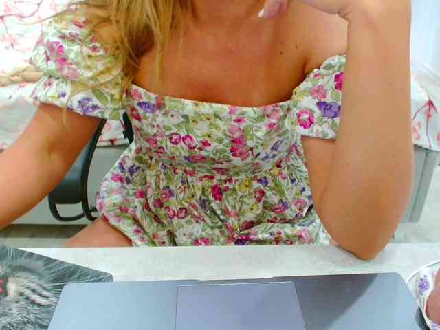 JuicyGloss webcam