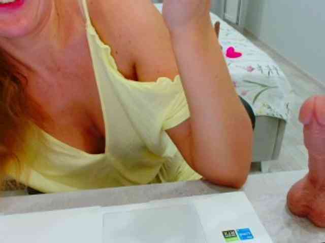 JuicyGloss webcam