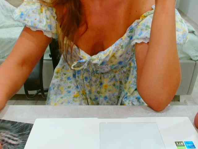 JuicyGloss webcam