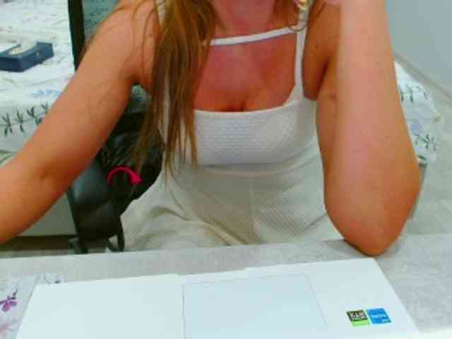 JuicyGloss webcam