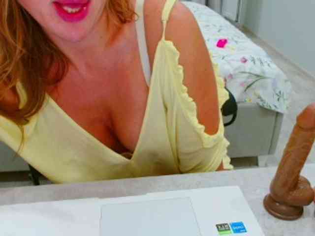 JuicyGloss webcam