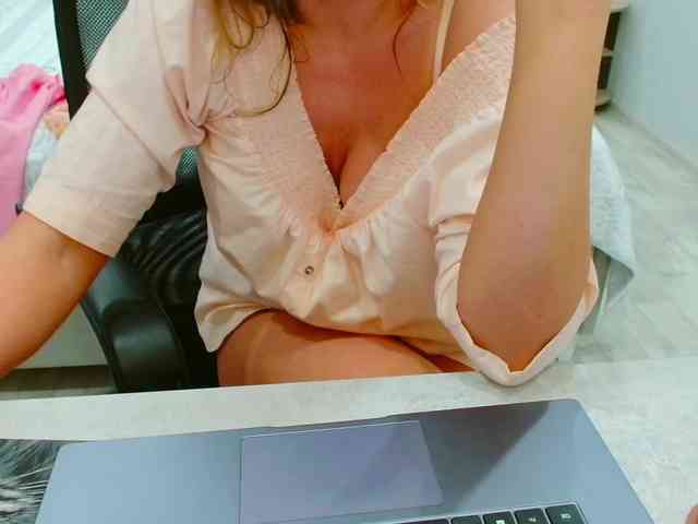JuicyGloss webcam