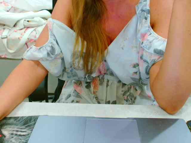 JuicyGloss webcam