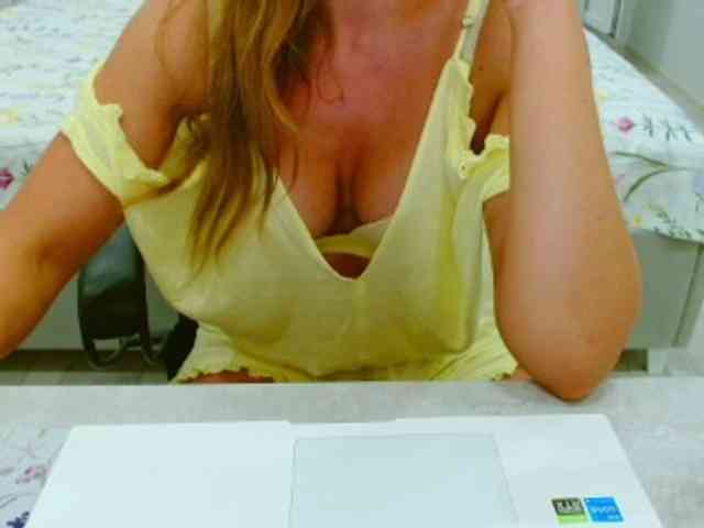 JuicyGloss webcam