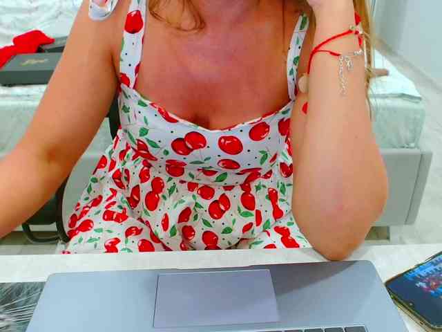 JuicyGloss webcam