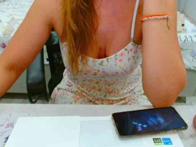 JuicyGloss webcam