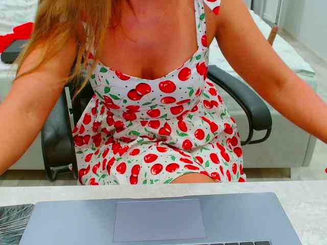 JuicyGloss webcam