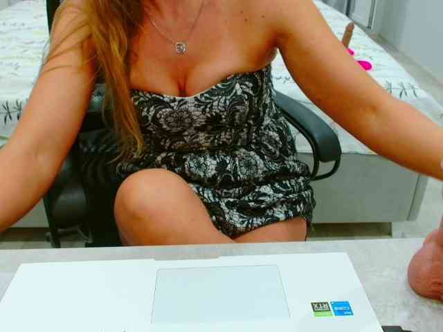 JuicyGloss webcam