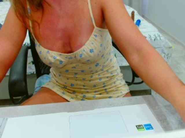 JuicyGloss webcam