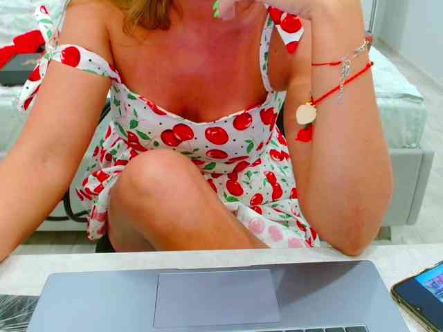JuicyGloss webcam