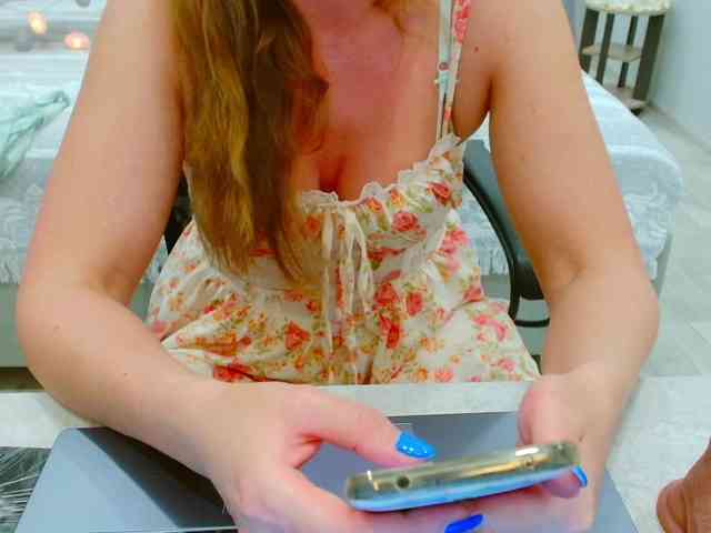 JuicyGloss webcam