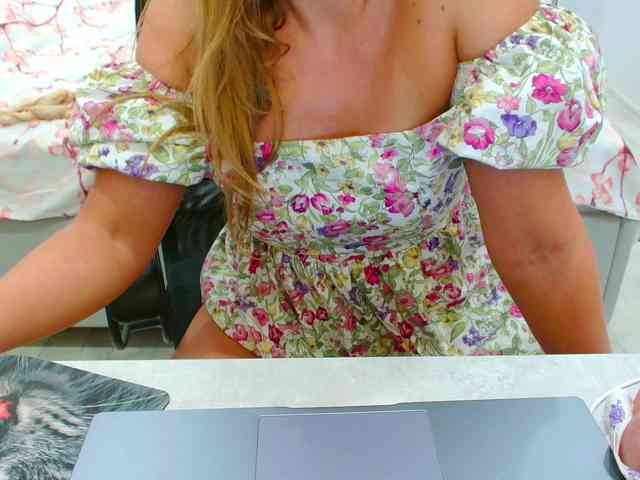 JuicyGloss webcam