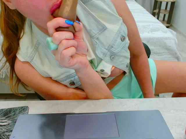 JuicyGloss webcam