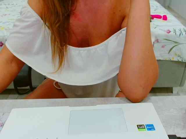 JuicyGloss webcam