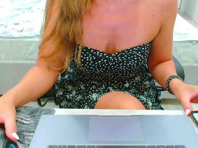 JuicyGloss webcam