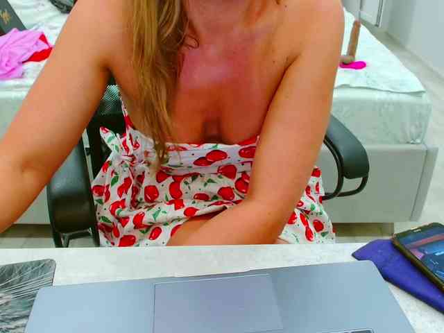 JuicyGloss webcam