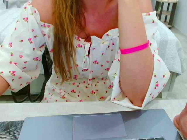 JuicyGloss webcam