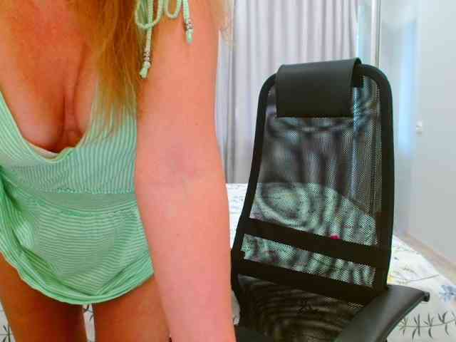 JuicyGloss webcam