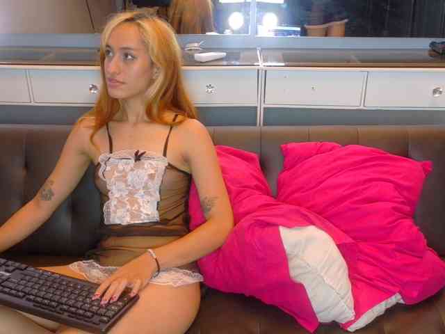 FarianaJulie webcam